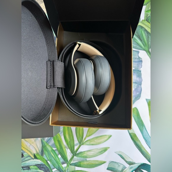 Beats Studio 3 wireless headphone - Shadow Gray NWT - Picture 4 of 10